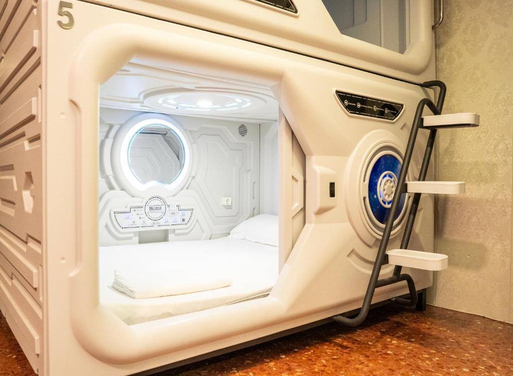 Open sleeping capsule with ladder